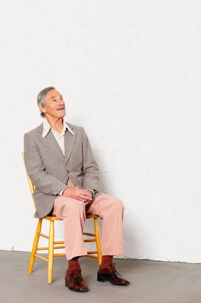 Vieil Homme Sur Une Chaise Isolée Sur Fond Blanc — Photo