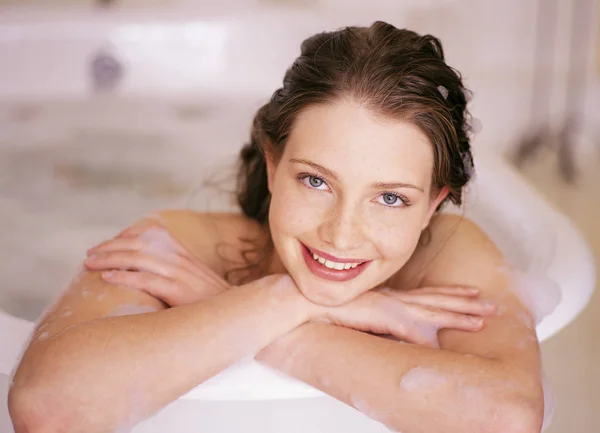 Mujer acostada en el baño y mirando a la cámara —  Fotos de Stock