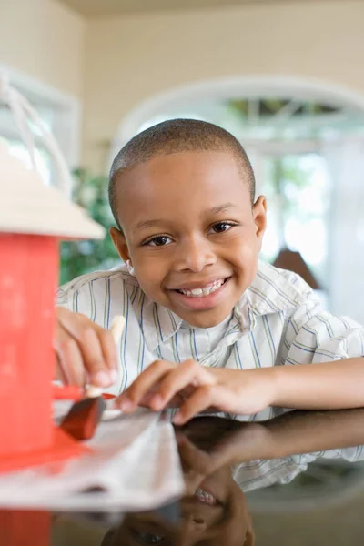 Niño Pintando Una Pajarera Casa —  Fotos de Stock