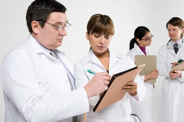 Científicos Con Batas Laboratorio Trabajando Juntos — Foto de Stock