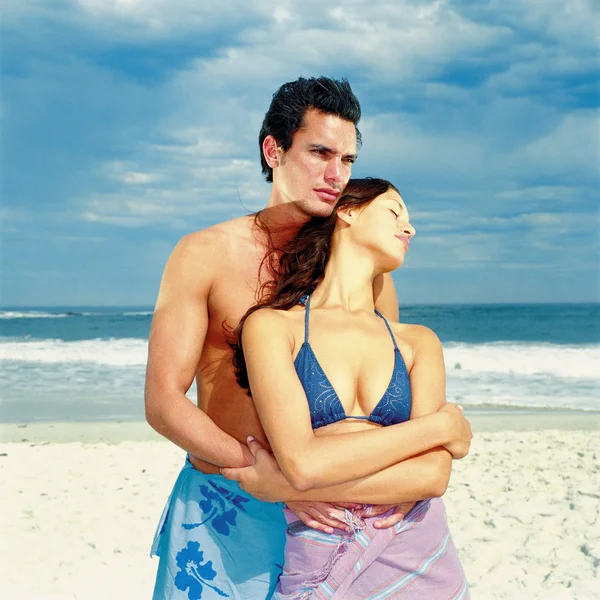 Romantico Uomo Donna Che Abbracciano Sulla Spiaggia — Foto Stock