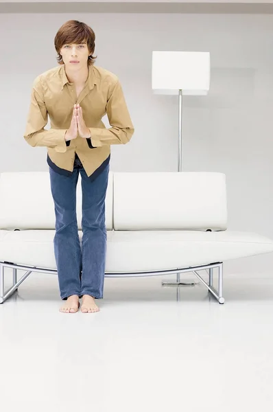 Homem Curvando Frente Sofá Moderno — Fotografia de Stock