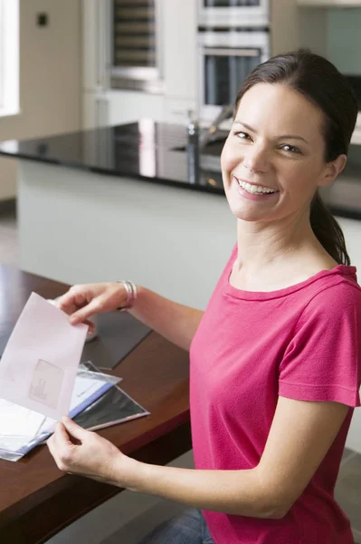 Frau Liest Post Hause Küche — Stockfoto