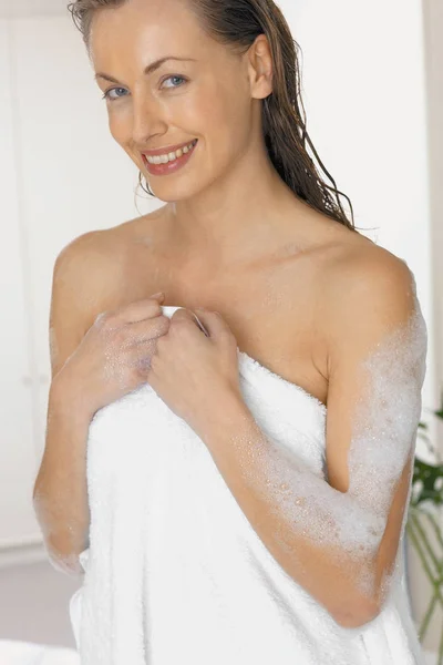 笑みを浮かべて シャワーの後に裸の女性 — ストック写真