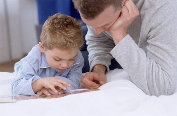 Pai Filho Lendo Livro Juntos — Fotografia de Stock