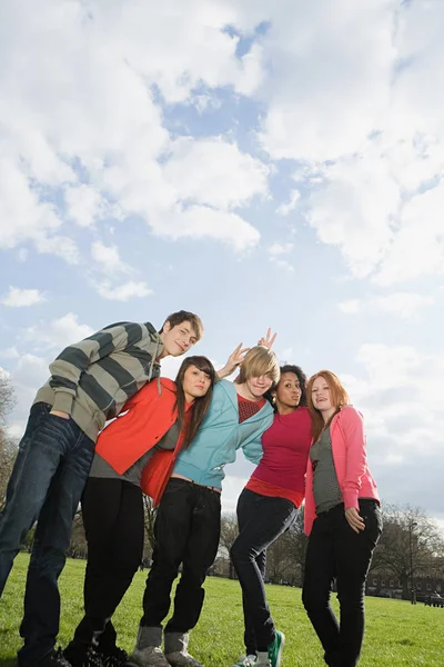 Amici Adolescenti Nel Parco — Foto Stock