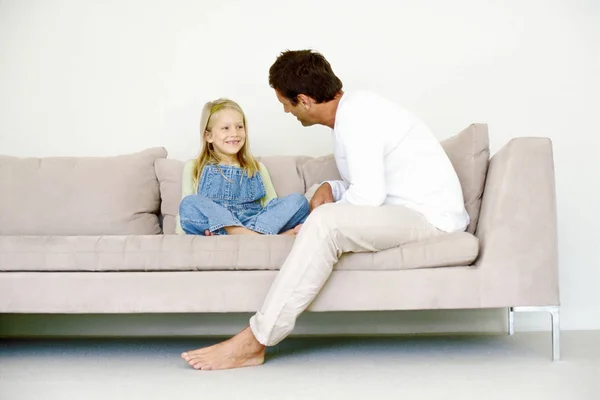 Padre Hablando Con Hija Sofá — Foto de Stock