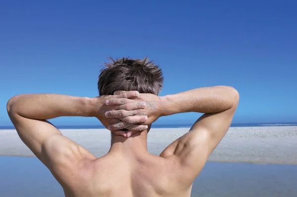 Sin camisa adolescente con las manos detrás de la cabeza —  Fotos de Stock