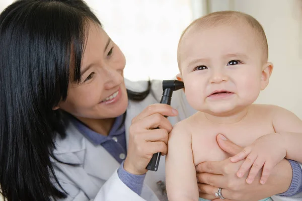 Médico Examinando Bebé —  Fotos de Stock