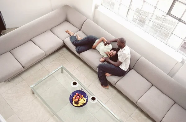 Лагідна щаслива пара сидить на дивані — стокове фото