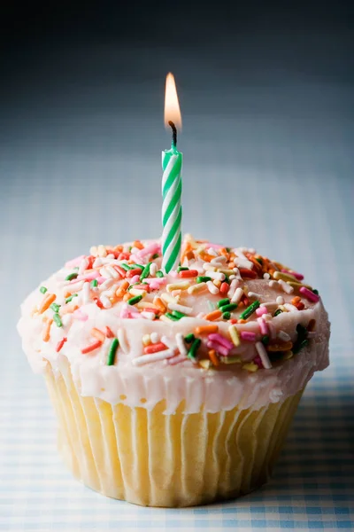 Bolo Aniversário Com Uma Vela Acesa — Fotografia de Stock