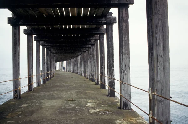 Alte Seebrücke Mit Holzdecken Und Säulen — Stockfoto