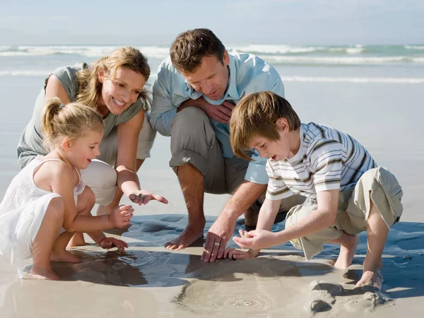 Familie Sucht Sand — Stockfoto