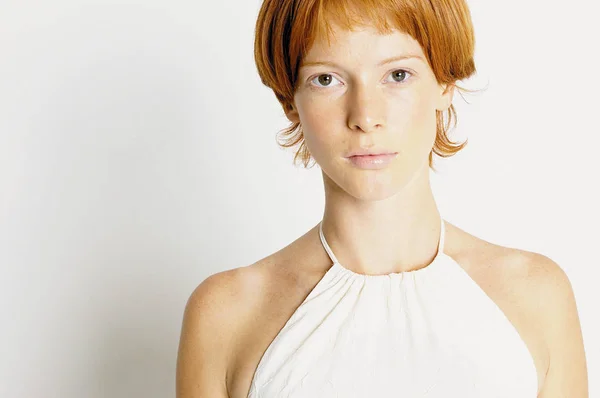 Portret Van Een Roodharige Vrouw Geïsoleerd Witte Achtergrond — Stockfoto
