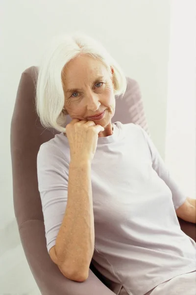 Starszy Kobieta Siedzi Fotelu — Zdjęcie stockowe