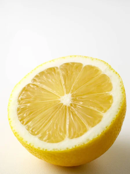 Primer Plano Mitad Limón Sobre Fondo Gris —  Fotos de Stock