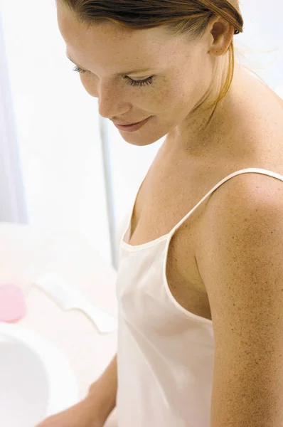 Smiling woman in white shirt — Stock Photo, Image