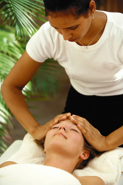 Mulher Com Massagem Cabeça — Fotografia de Stock