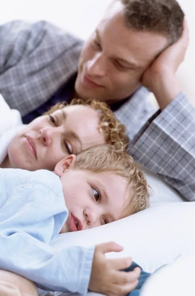 Família Feliz Deitado Juntos Cama — Fotografia de Stock