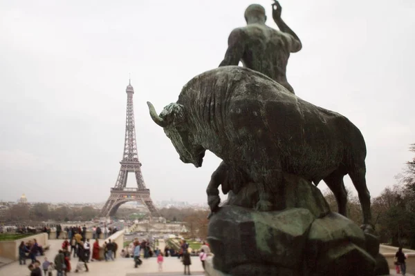 Baksiden Statuen Med Eiffeltårn Bakgrunn – stockfoto