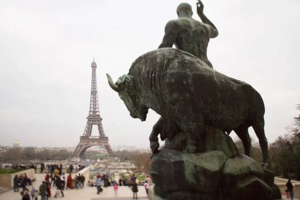 Vista Traseira Estátua Com Torre Eiffel Fundo — Fotografia de Stock