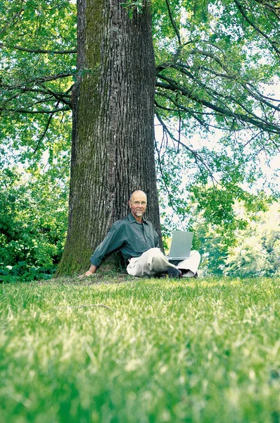 Senior Felnőtt Ember Parkban Laptop — Stock Fotó