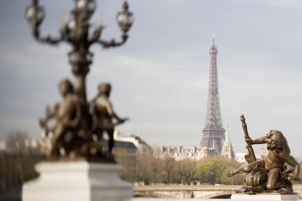 Estatuas Sobre Pont Alejandro Iii Con Torre Eiffel Sobre Fondo —  Fotos de Stock