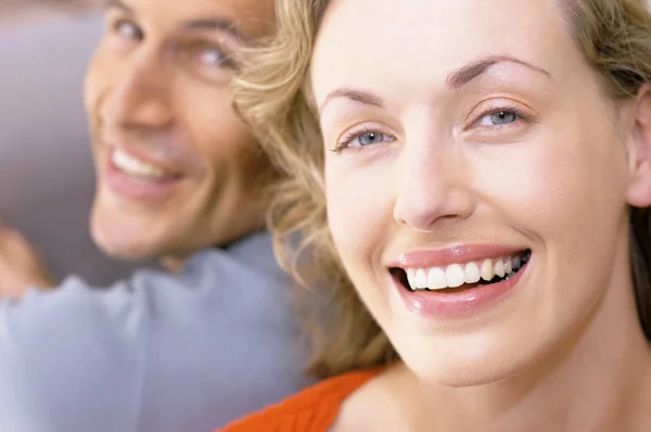 Sonriente Pareja Adulta Mirando Cámara — Foto de Stock