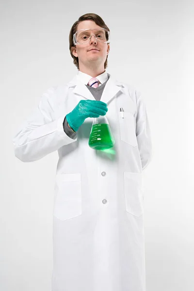 Cientista Segurando Frasco Olhando Para Câmera — Fotografia de Stock