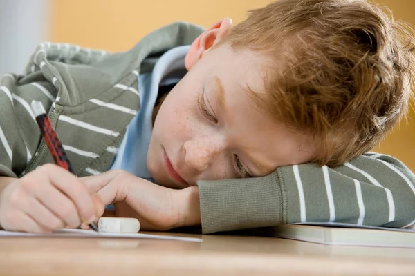 Niño Escribiendo Apoyado Escritorio — Foto de Stock