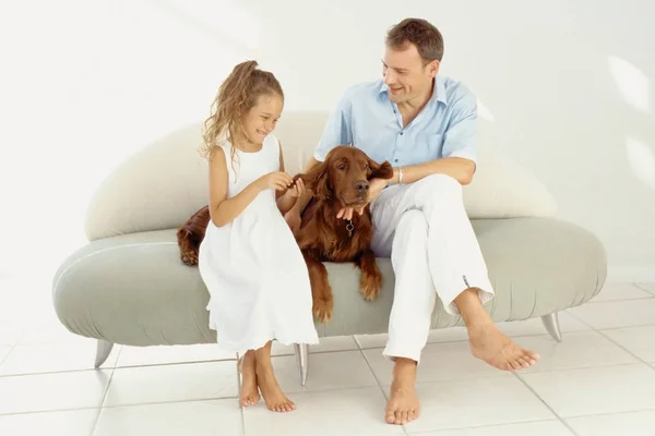 Père Fille Avec Chien Sur Canapé — Photo