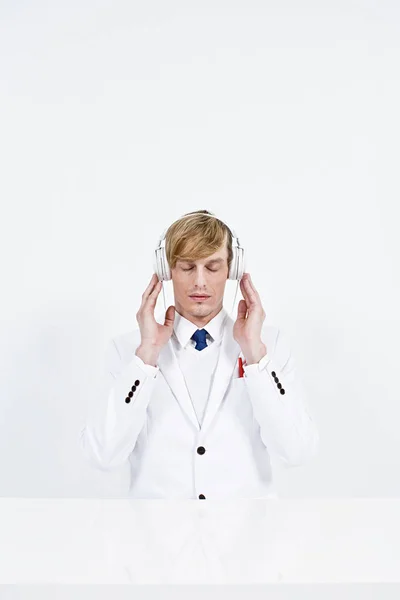 Businessman Listening Music — Stockfoto