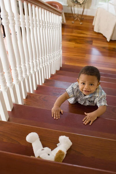 Мальчик Поднимается Лестнице Дома — стоковое фото