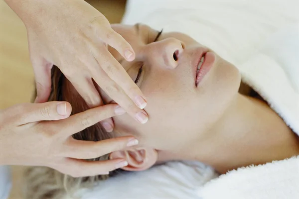 Femme recevant massage facial — Photo