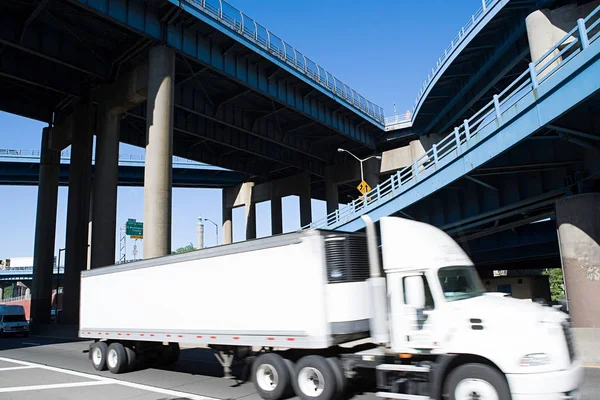 Φορτηγό Στην Εθνική Οδό Για Flyover Φόντο — Φωτογραφία Αρχείου