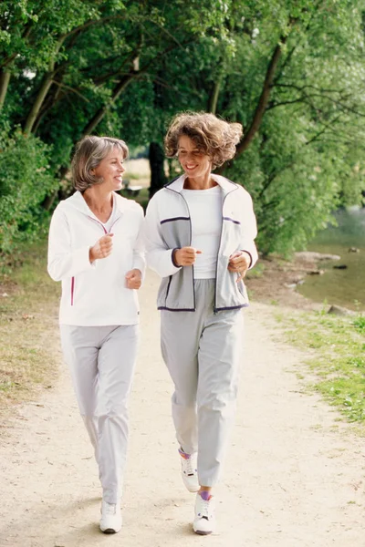 Mulheres Correndo Jardim — Fotografia de Stock