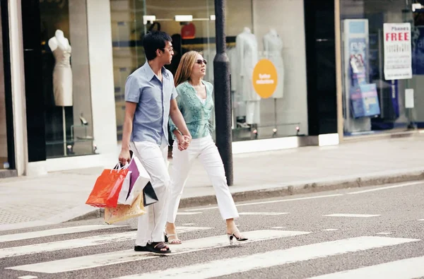 Jonge Aziatische Mooie Paar Kruising Straat Met Shopping Tassen — Stockfoto
