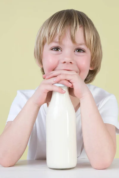 Niño Con Leche Estudio — Foto de Stock