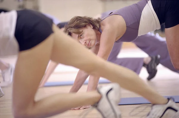 Mujeres Haciendo Ejercicio Gimnasio —  Fotos de Stock