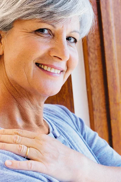 Mulher Sorrindo Olhando Para Câmera — Fotografia de Stock