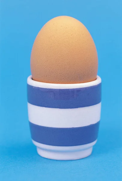 卵と青の背景にカップ — ストック写真