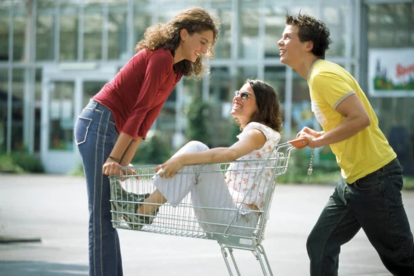 Adolescentes Com Carrinho Compras — Fotografia de Stock