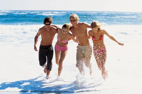 Gruppo Amici Divertono Sulla Spiaggia — Foto Stock