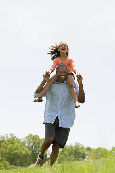 Mann Trägt Tochter Ins Freie — Stockfoto