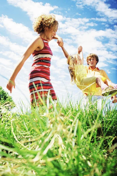 Genitori Che Giocano Con Figlia Nel Parco — Foto Stock