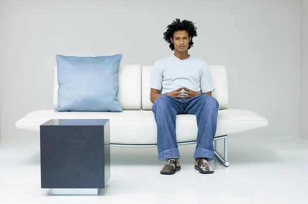 Mies Istuu Modernilla Sohvalla — kuvapankkivalokuva