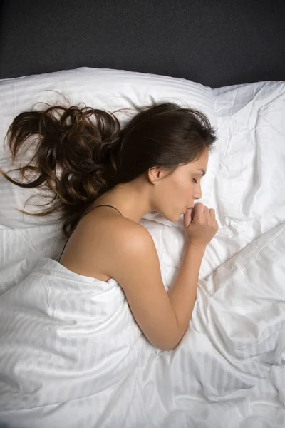 Женщина спит и сосет палец — стоковое фото