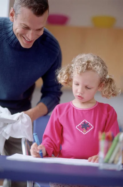 Dziewczyna Rysowanie Szczęśliwy Ojciec Patrząc Córkę — Zdjęcie stockowe