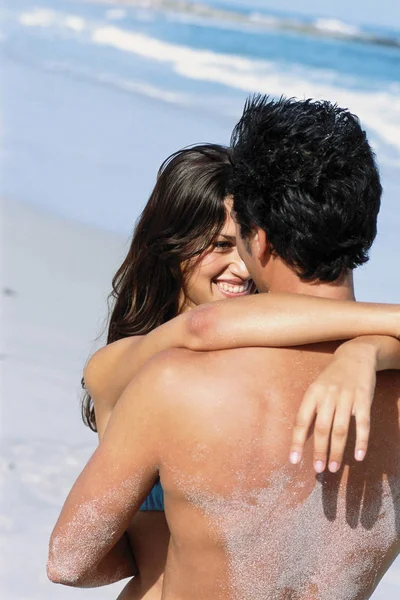 Romantico Uomo Donna Che Abbracciano Sulla Spiaggia — Foto Stock