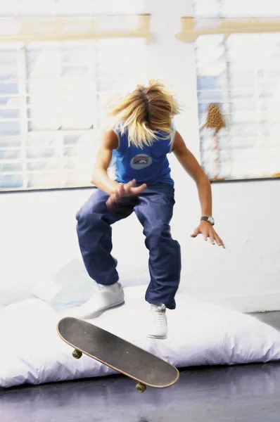 Teenage Boy Jumping Skateboard — Stock Photo, Image